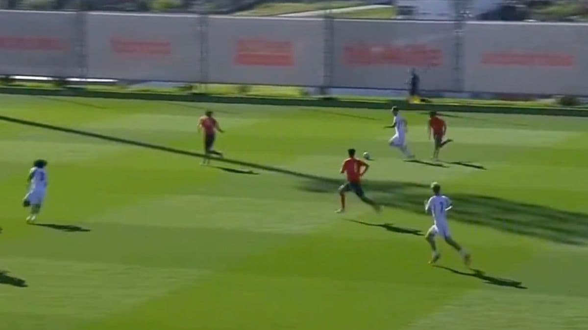 Dowman postiže spektakularan solo gol za Englesku U19